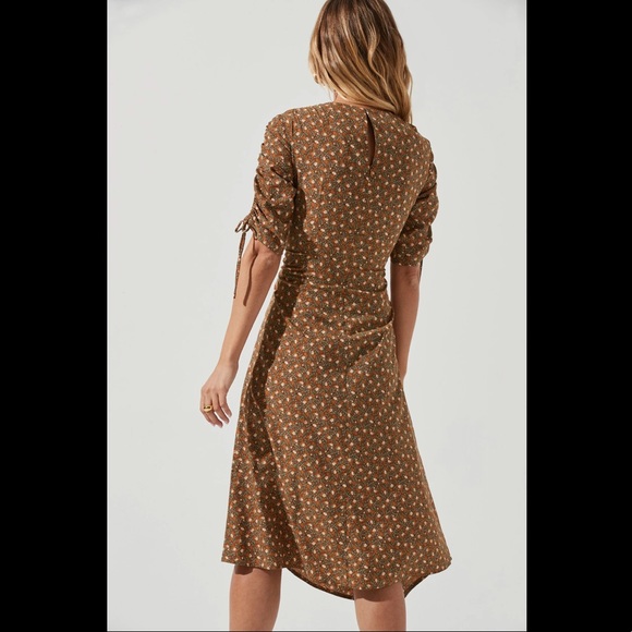 ASTR The Label RUCHED SLEEVE MIDI DRESS - Picture 4 of 6